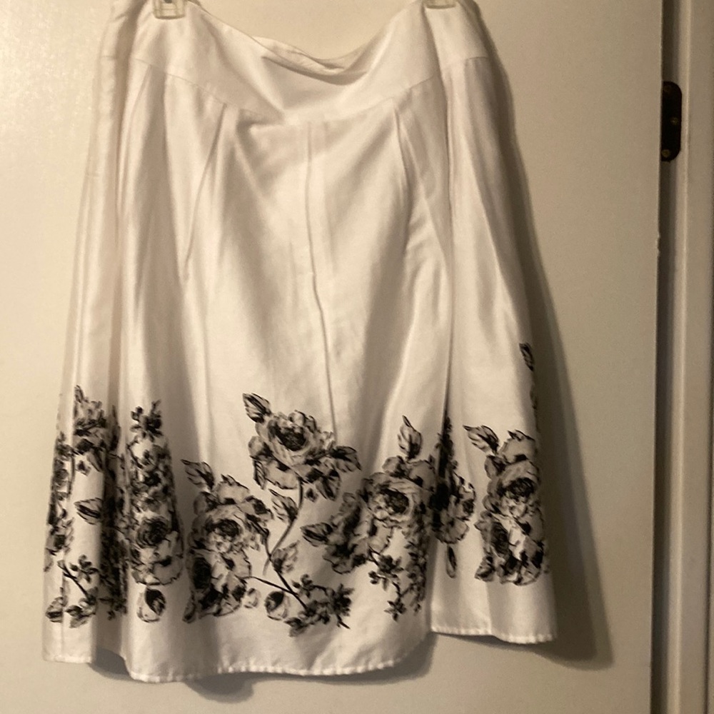 Croft&Barrow Black and White Skirt. NWT.  Size 16.